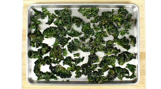 kale chips in pan